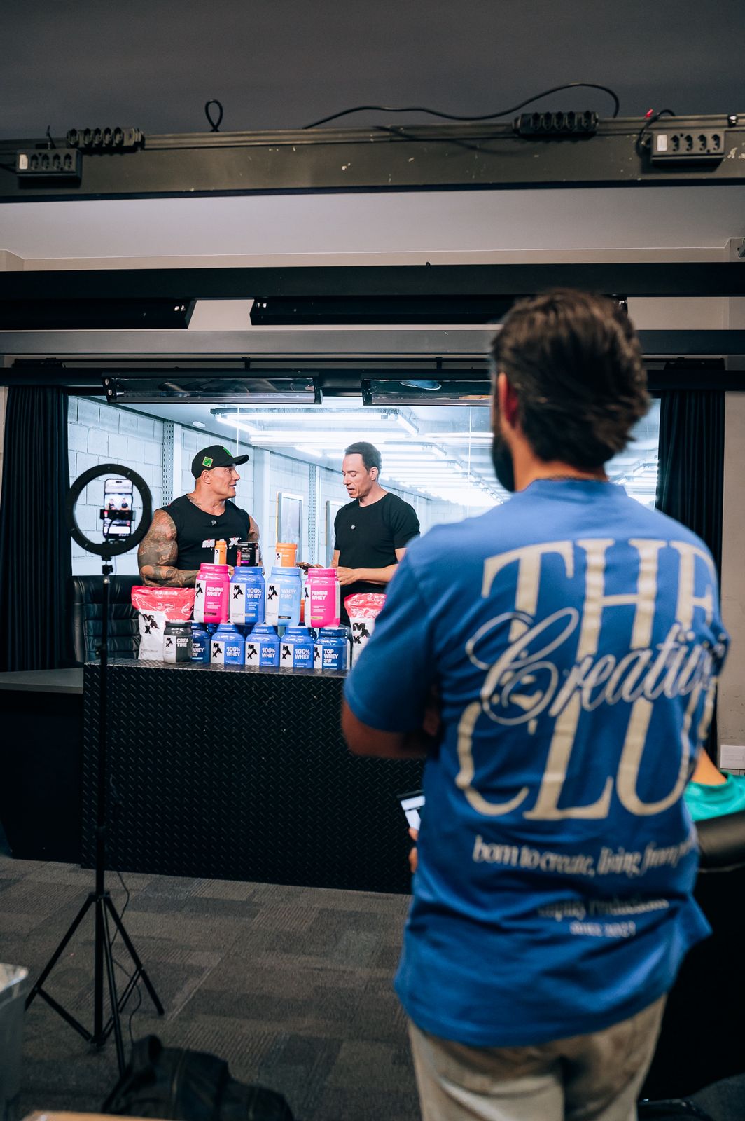 Operação de Live Shop da Max Titanium no estúdio da Amplify