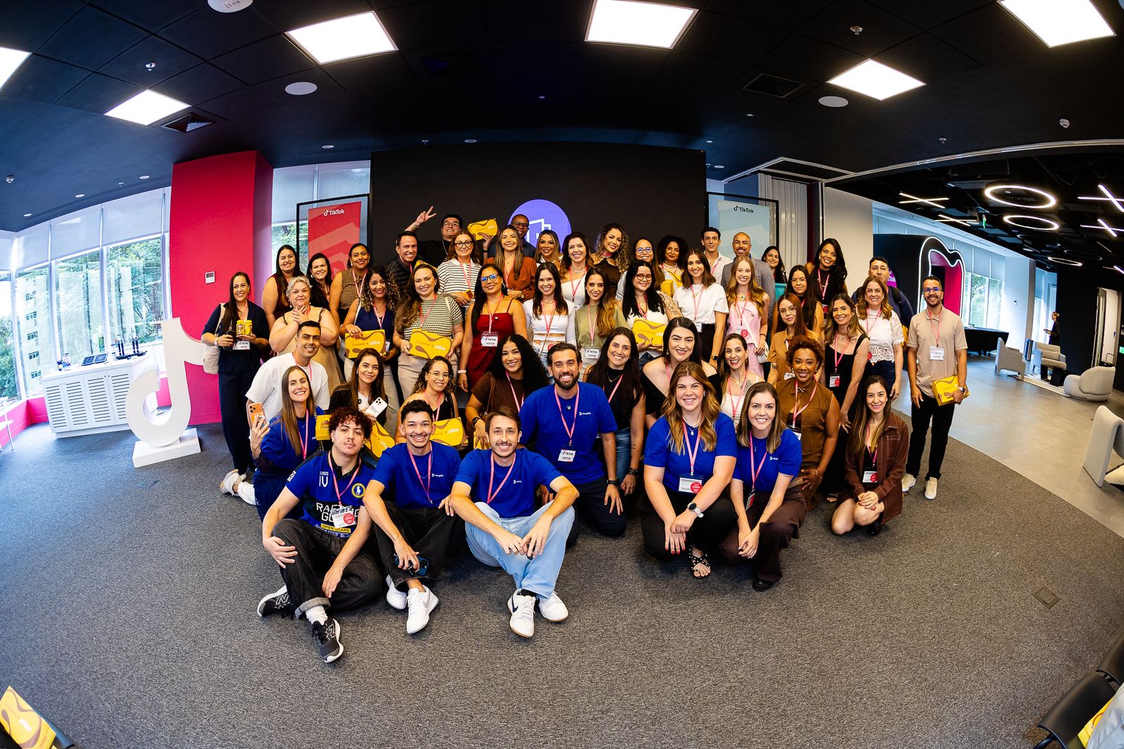 Comunidade de creators e equipe Amplify